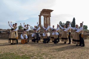 gruppo val d'akragas in costume tipico siciliano