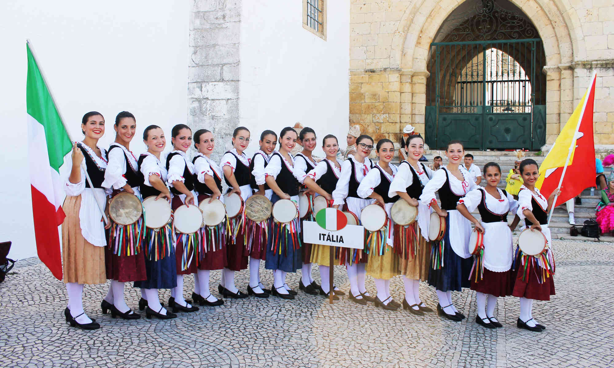 i costumi femminili del gruppo folkloristico gergent