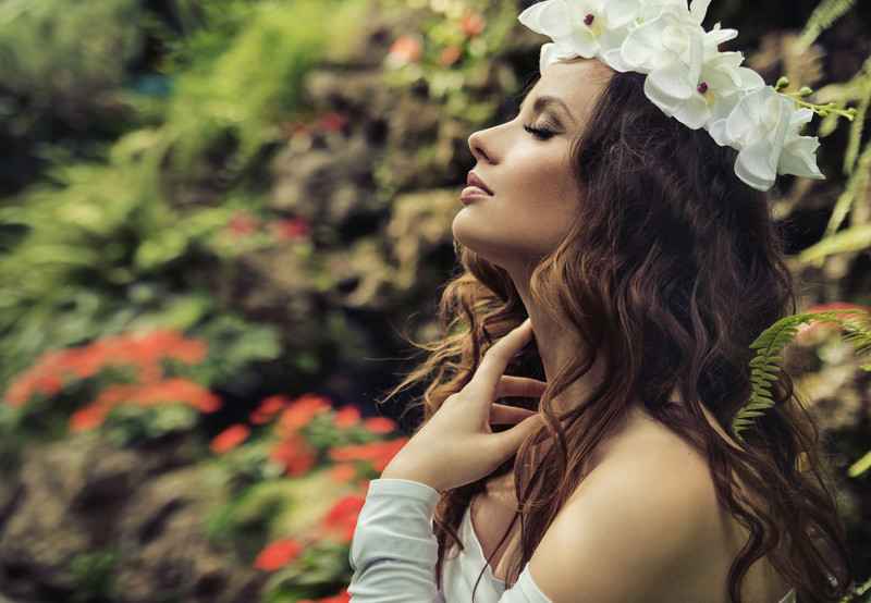 donna siciliana con corona di fiori